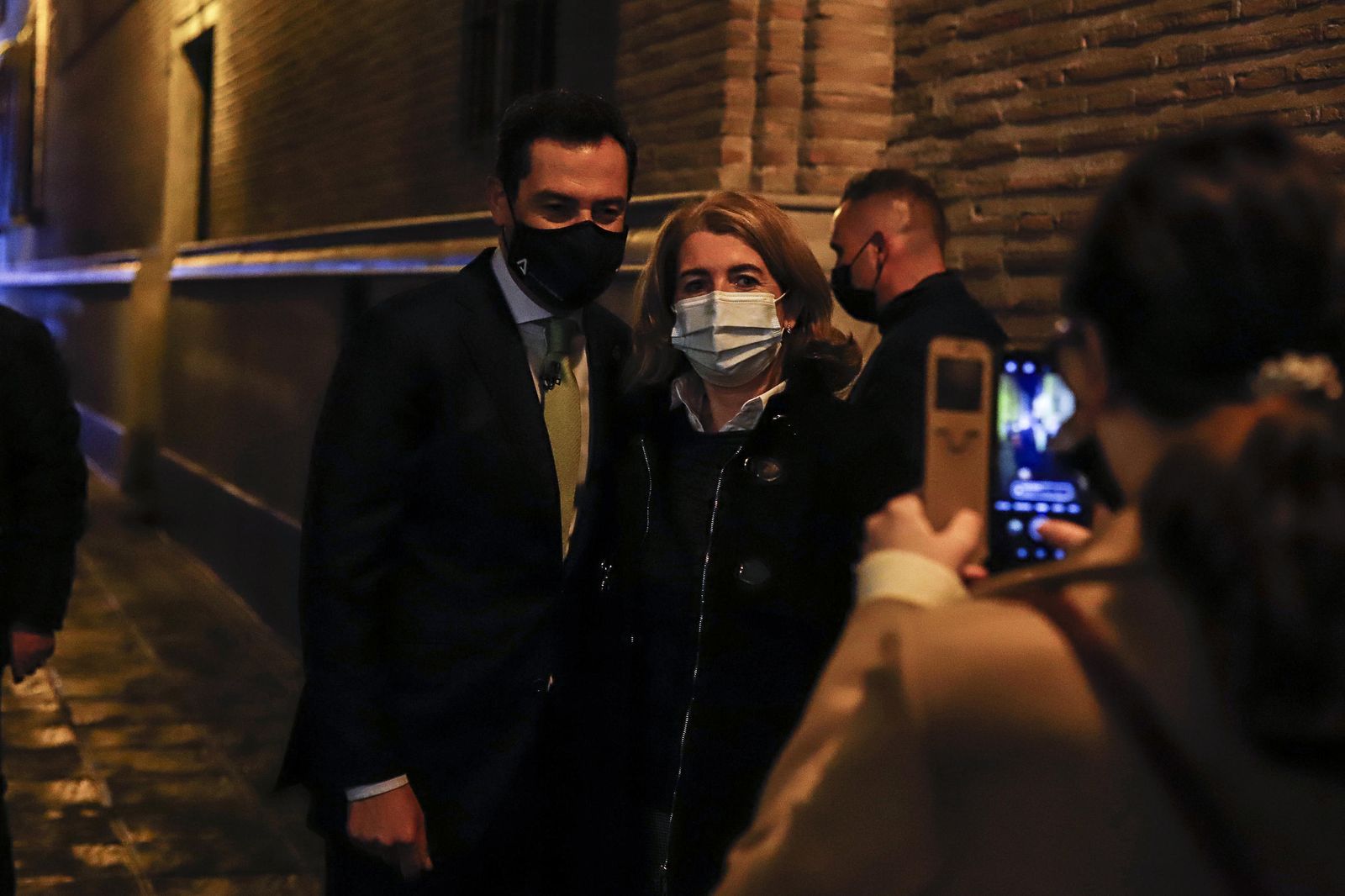 Así ha grabado Juanma Moreno su discurso de fin de año en una taberna de Granada