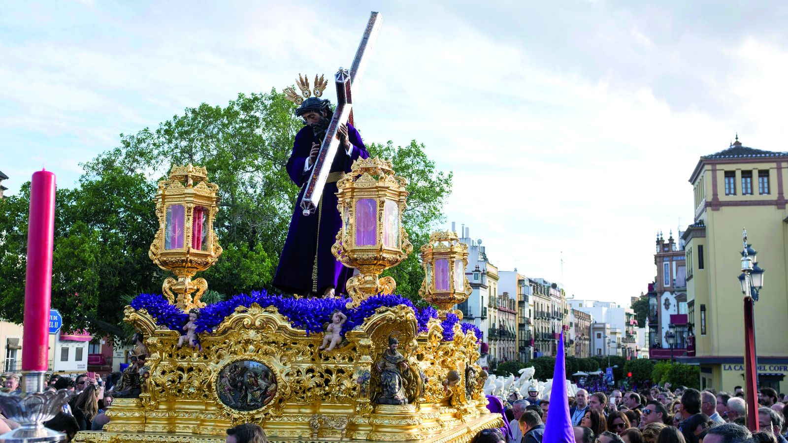 Hermandad de La O a su paso por el Puente de Triana