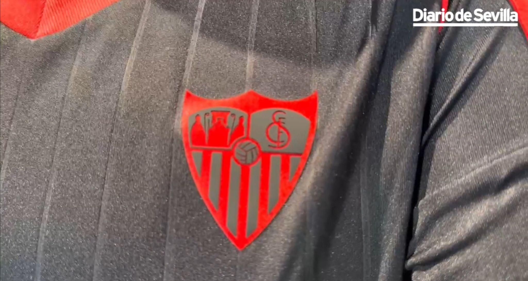 La tercera equipación del Sevilla, al detalle: rojo sobre negro y un recuerdo imborrable