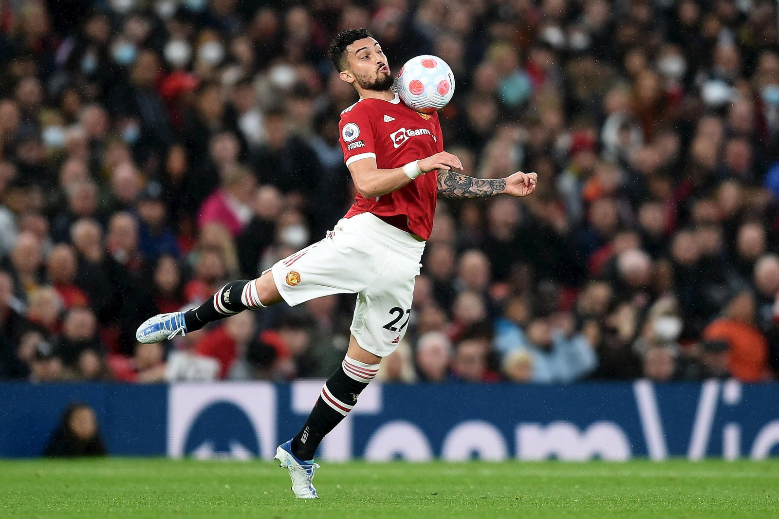 Alex Telles para un balón con el pecho en el Manchester United.