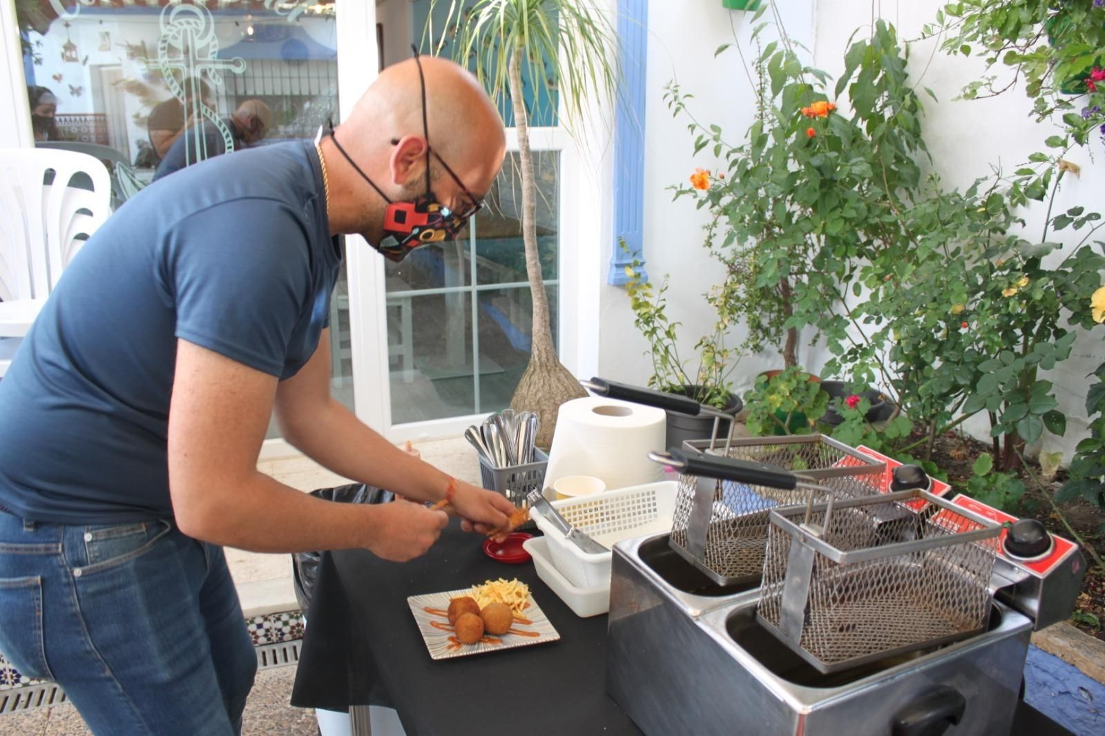 Un participantes emplata su tapa de albóndigas en la cata para elegir al ganador de la ruta.