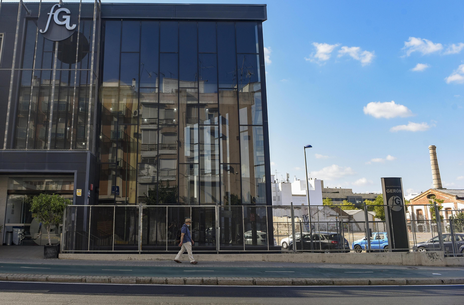 Fachada principal de la residencia de mayores Gerón en la capital, donde se ha declarado un brote de Covid.
