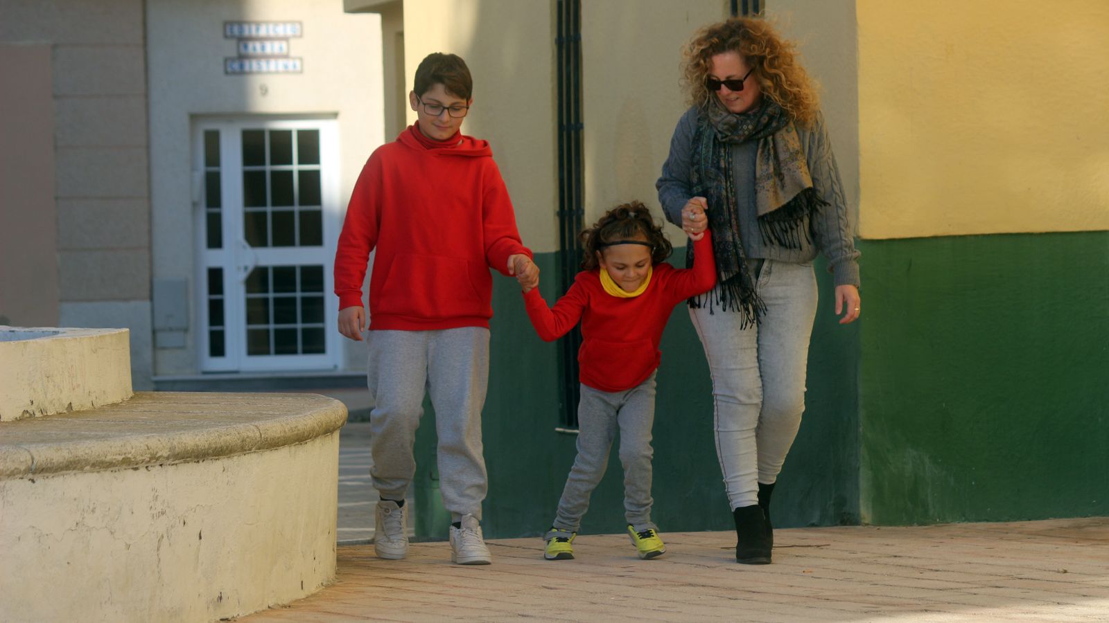 El pequeño Leo junto a su hermano y su madre