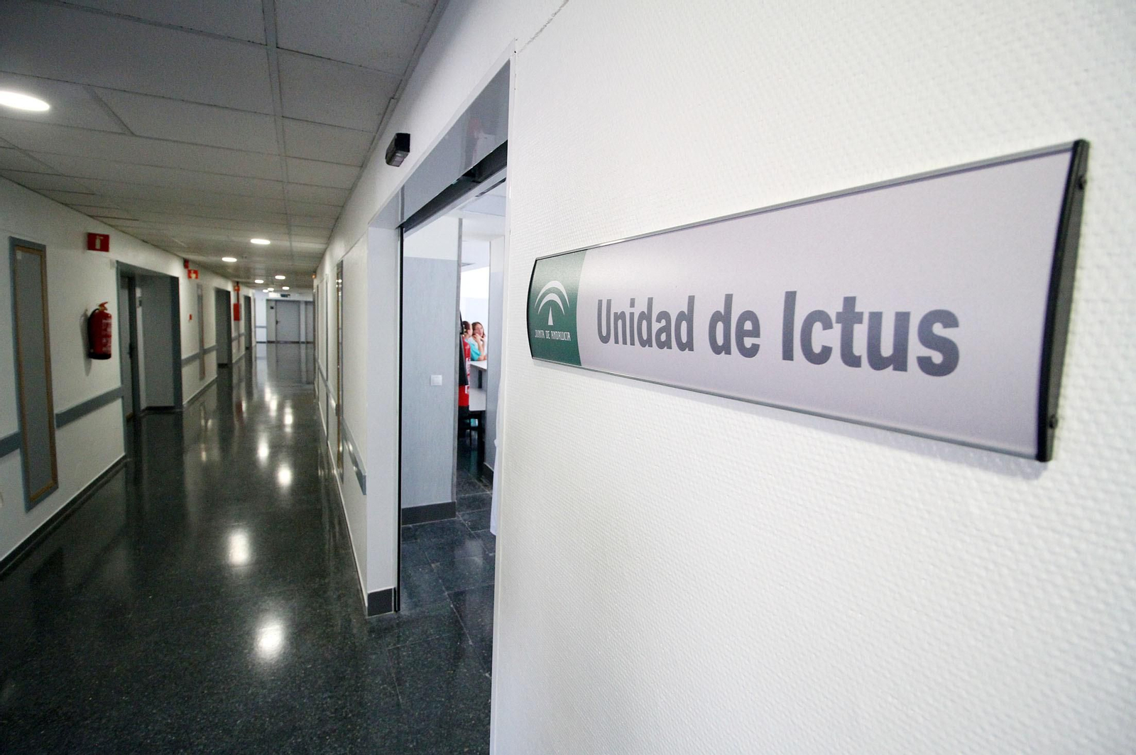 Imágenes de la visita de la consejera de Salud, Marina Álvarez, a la nueva Unidad de Ictus del Hospital Juan Ramón Jiménez