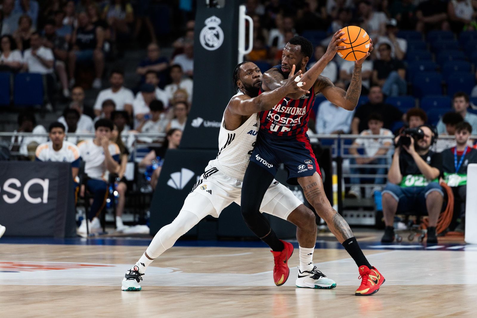El Real Madrid sufre pero gana al Baskonia (82-76)
