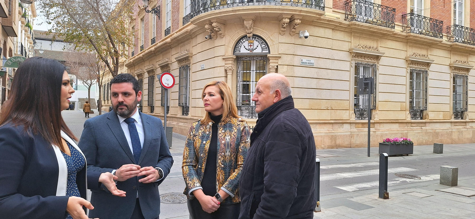 Diputados provinciales junto al Palacio Provincial.