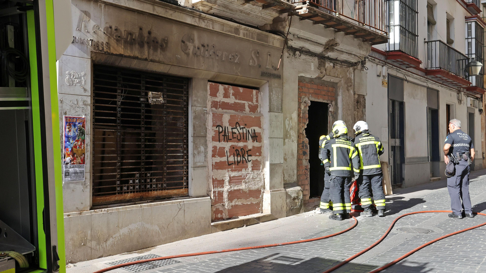 Los bomberos de Jerez intervienen en un incendio de un inmueble en calle Bizcocheros