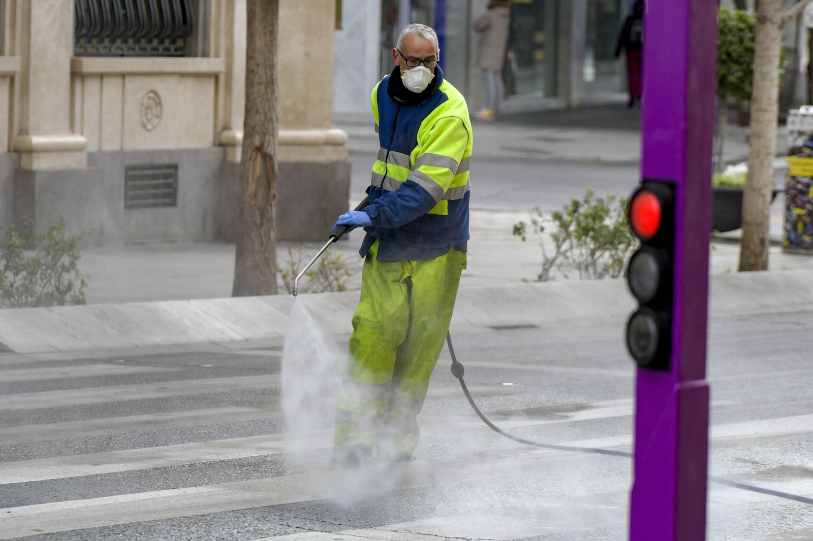 Agua y lejía para limpiar las calles de Granada