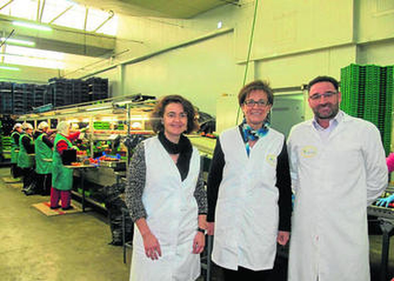 En el centro la delegada con una técnica de la Agencia Idea y el representante de Bio Sol Portocarrero.