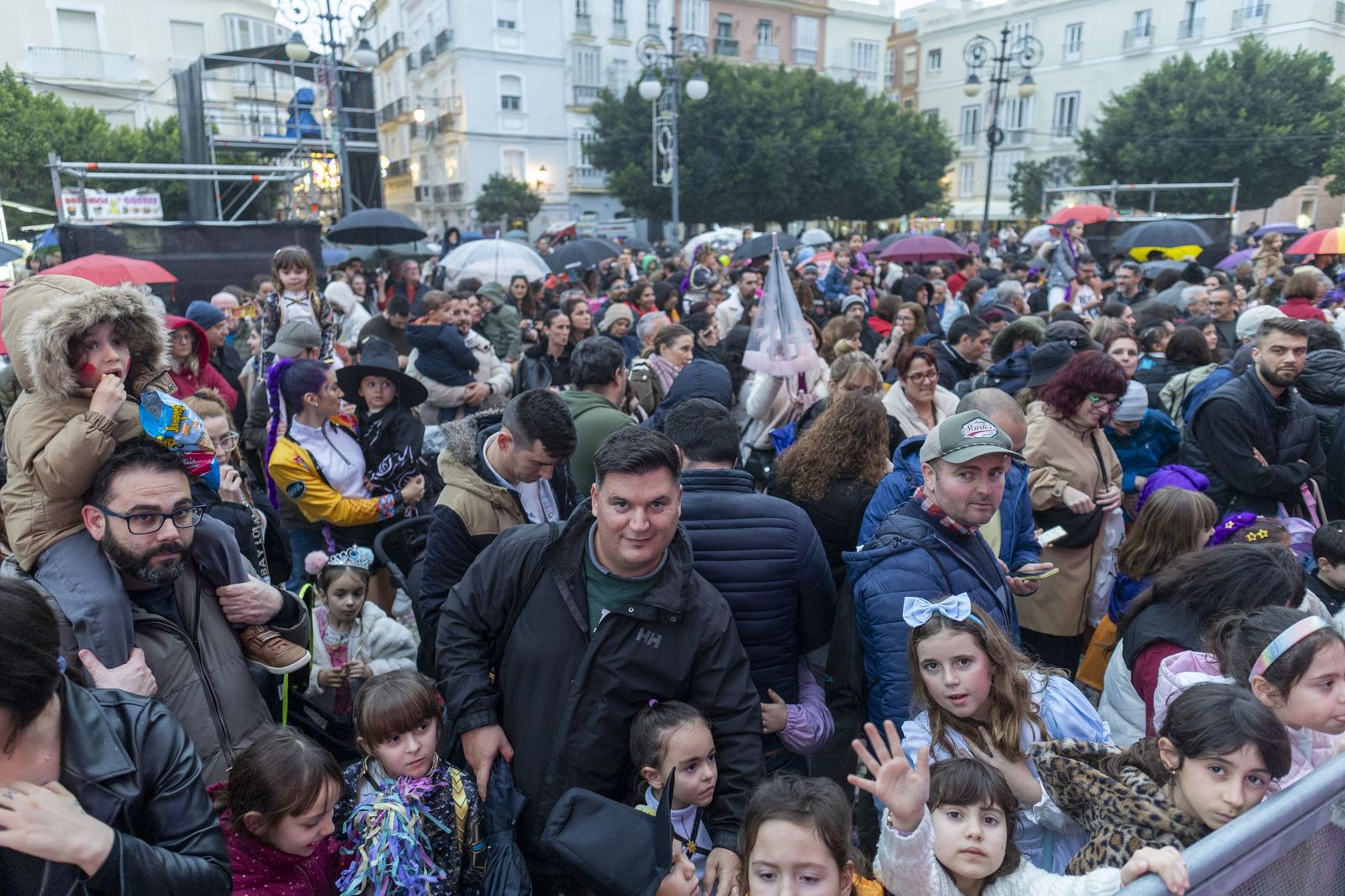 El Carnaval en la calle calienta motores: pregón infantil y concierto en San Antonio