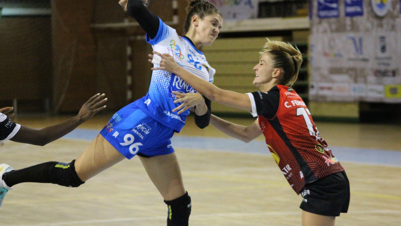 Juliana Borges disparando a portería.