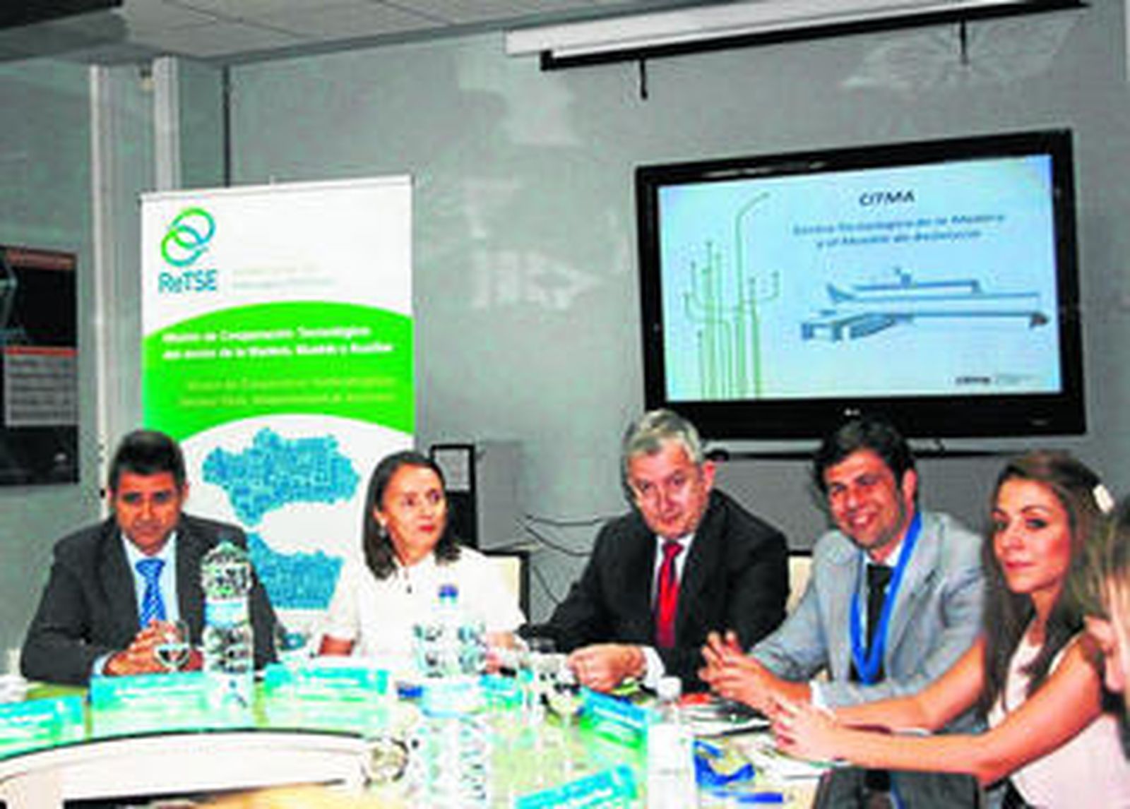 Representantes de los empresarios y de las administraciones durante el encuentro.