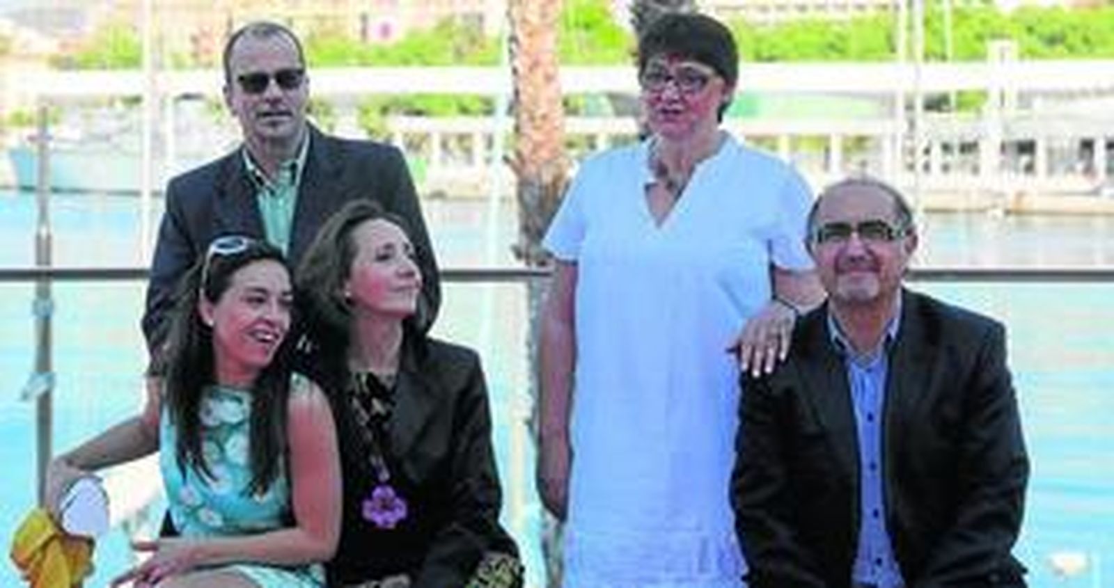 Jorge Algora, con parte del reparto de 'Inevitable', ayer, en el Muelle Uno.