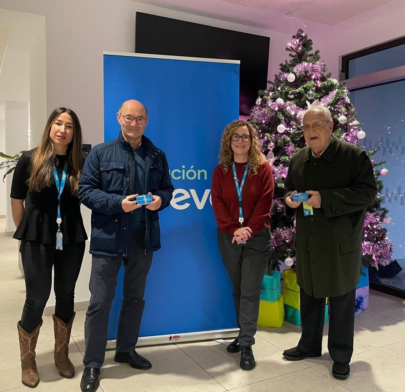 La entrega de las tarjetas de la Fundación Moeve al Banco de Alimentos.