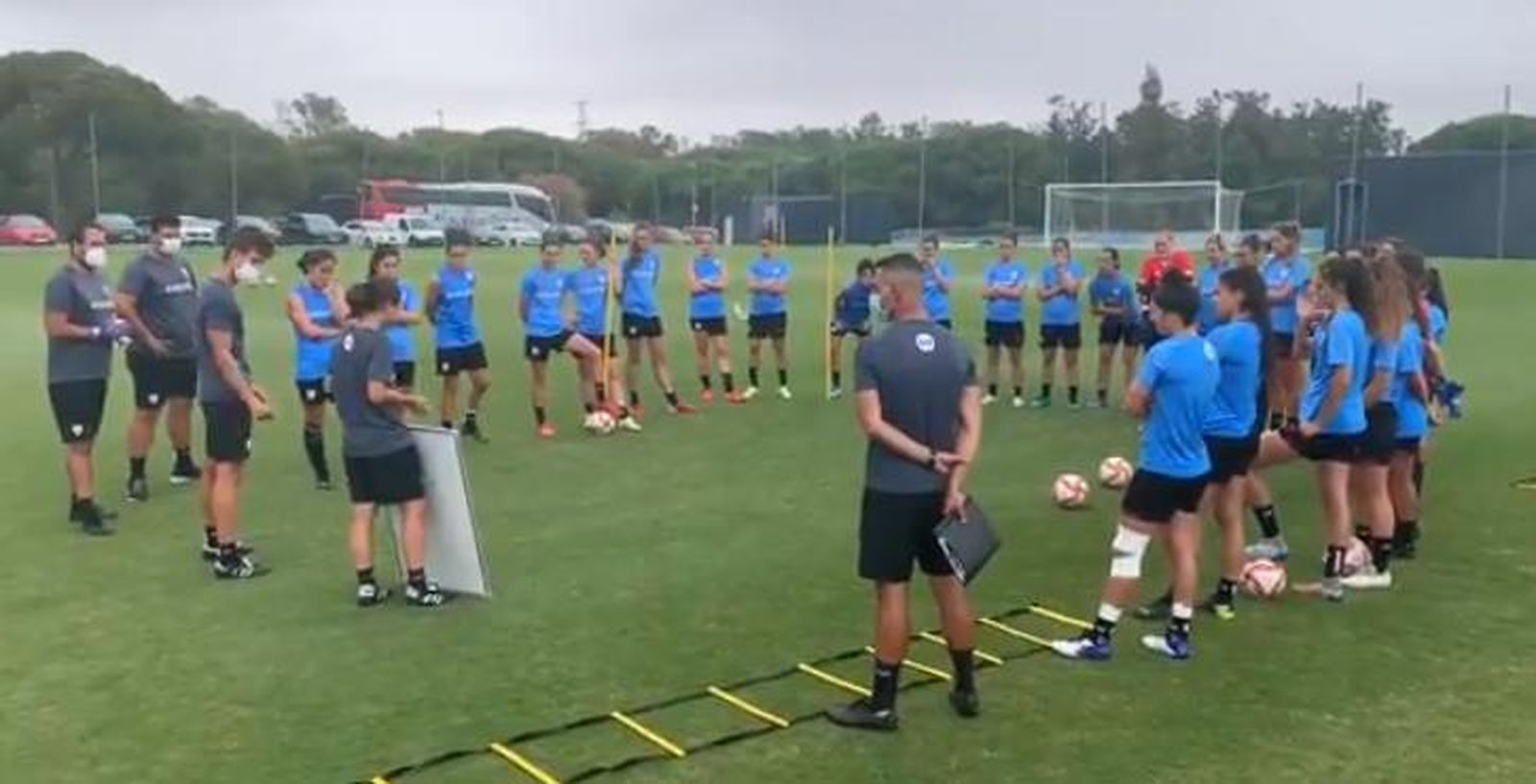 El Athletic femenino, vigente campeón del Trofeo Carranza, entrenó este martes en El Rosal.