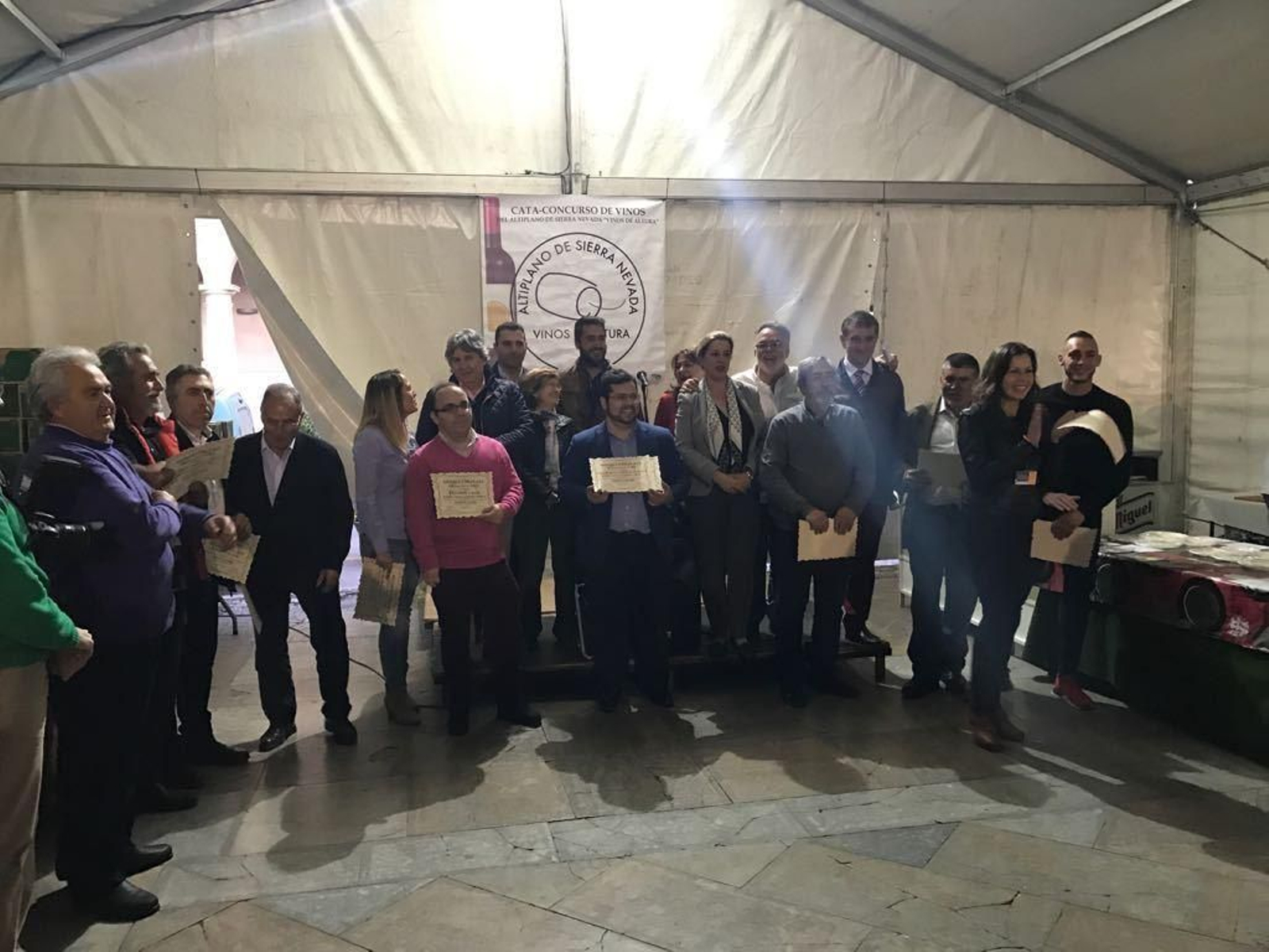 Entrega de diplomas a las bodegas premiadas.