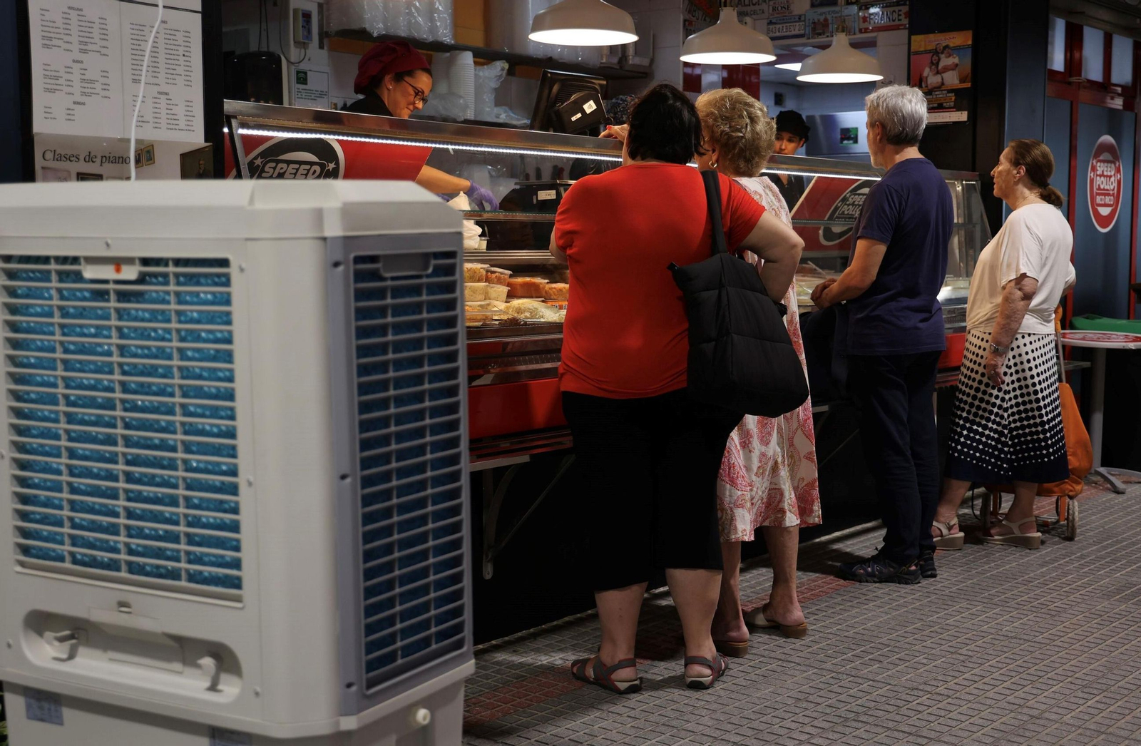 Refrigerador portátil instalado por unos comerciantes para combatir el calor del mercado. Refrigerador portátil instalado por unos comerciantes para combatir el calor del mercado.