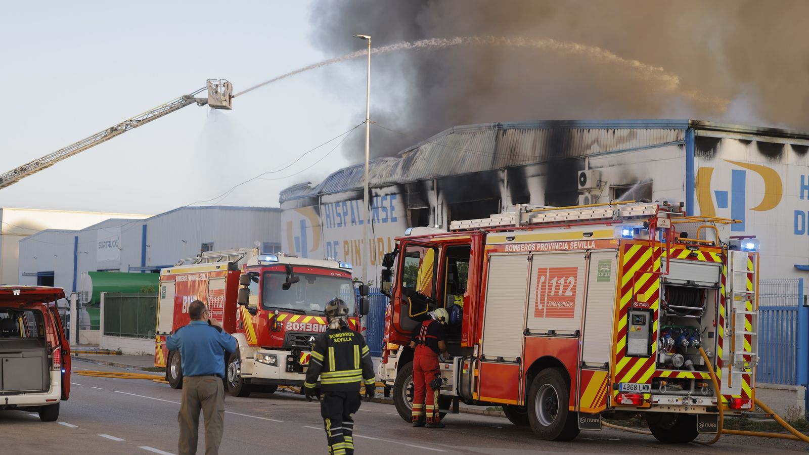 Fuego en Hispalense de Pinturas.
