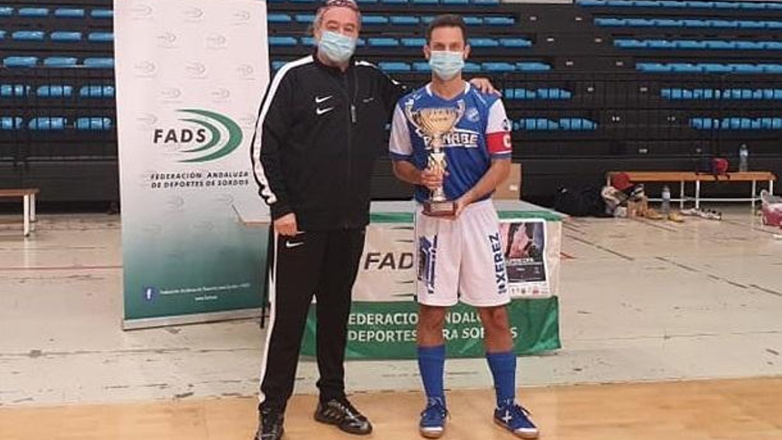 Álex Fernández, capitán del CDS Jerez XDFC, con el trofeo de campeón de Andalucía.