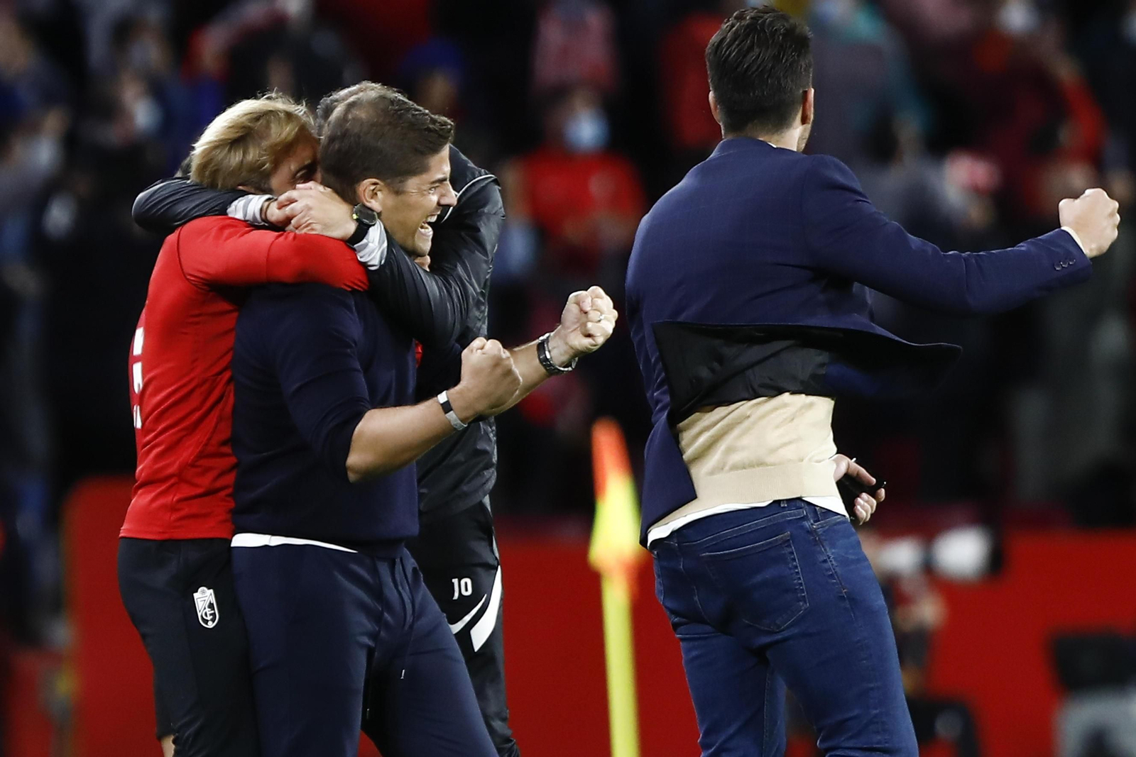 Robert Moreno celebra la victoria de su equipo con intensidad.