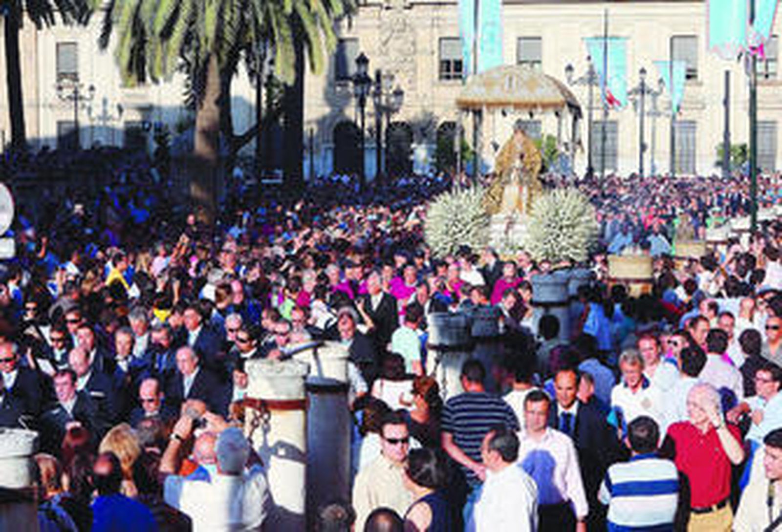 Un gentío acompaña a la Virgen de los Reyes por la calle Fray Ceferino.