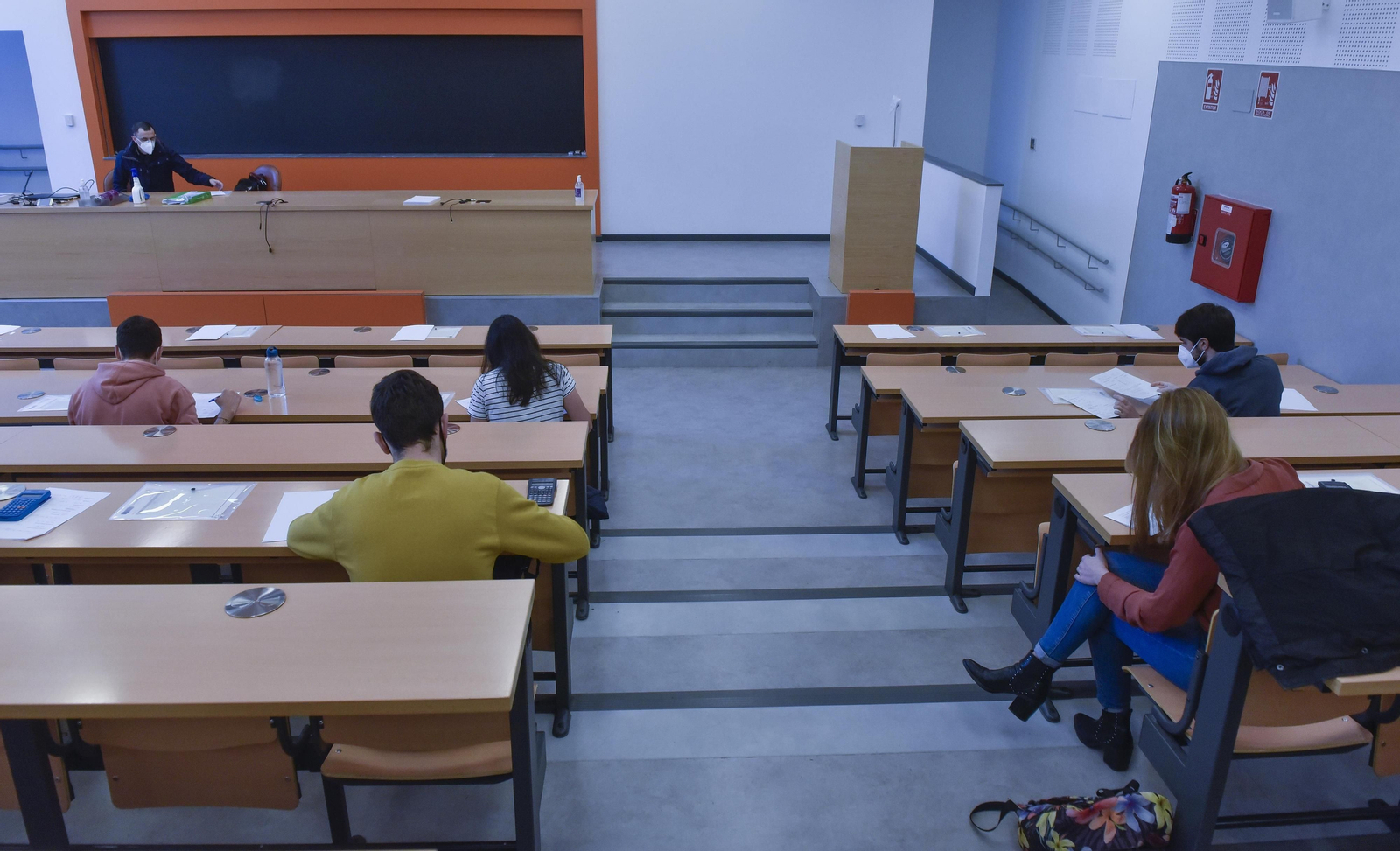 Examen en la Facultad de Física de la US.