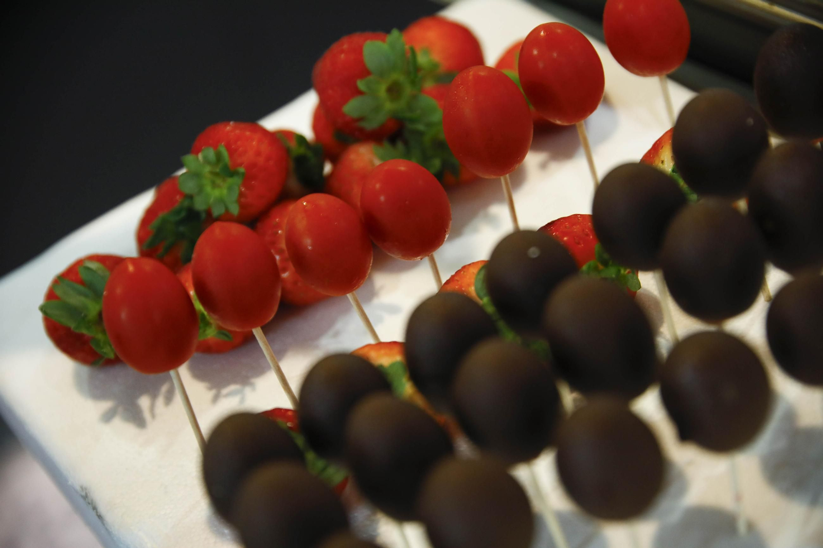 El tomate en el corazón de la cocina: Los martes gastronómicos en el mercado central de Almería, en imágenes