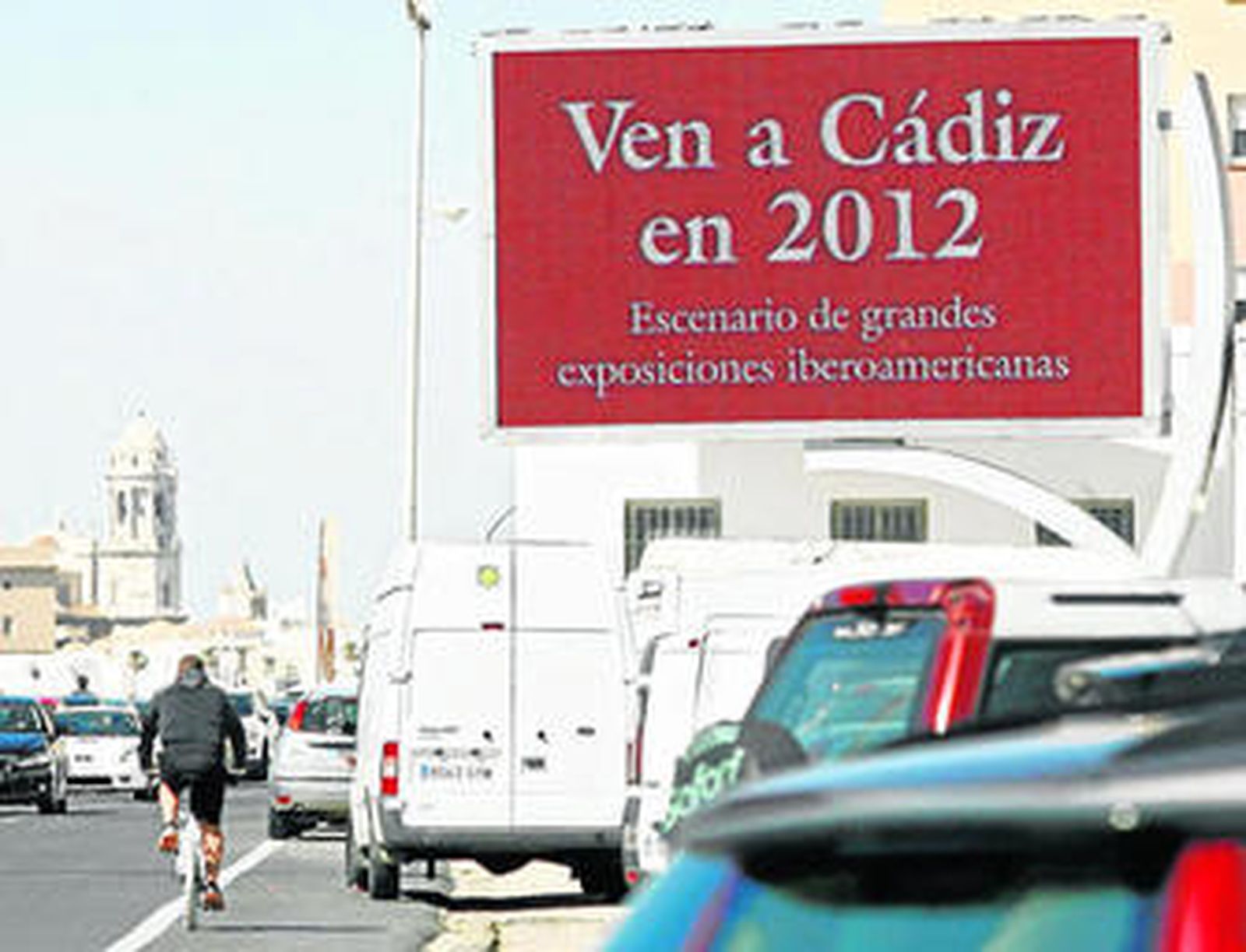 Una de las 28 pantallas LED existentes en la capital, en este caso instalada en el paseo junto al antiguo cementerio.