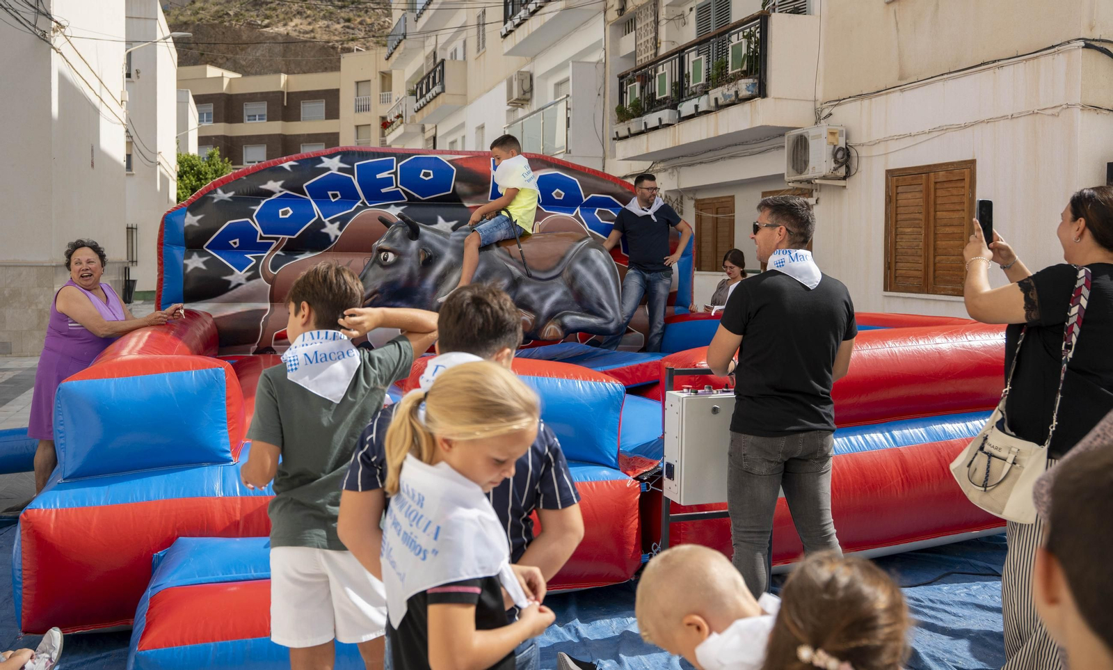 Las imágenes del taller de toros para niños y toro mecánico en Macael