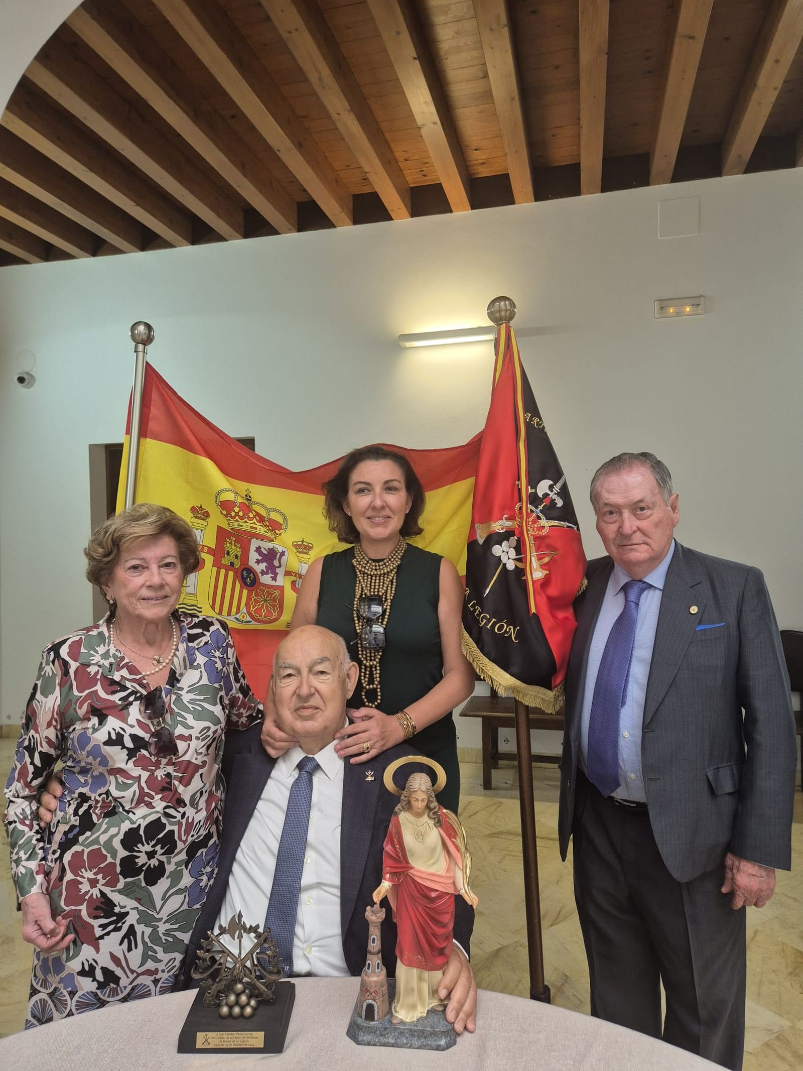 José Antonio Picón, acompañado.