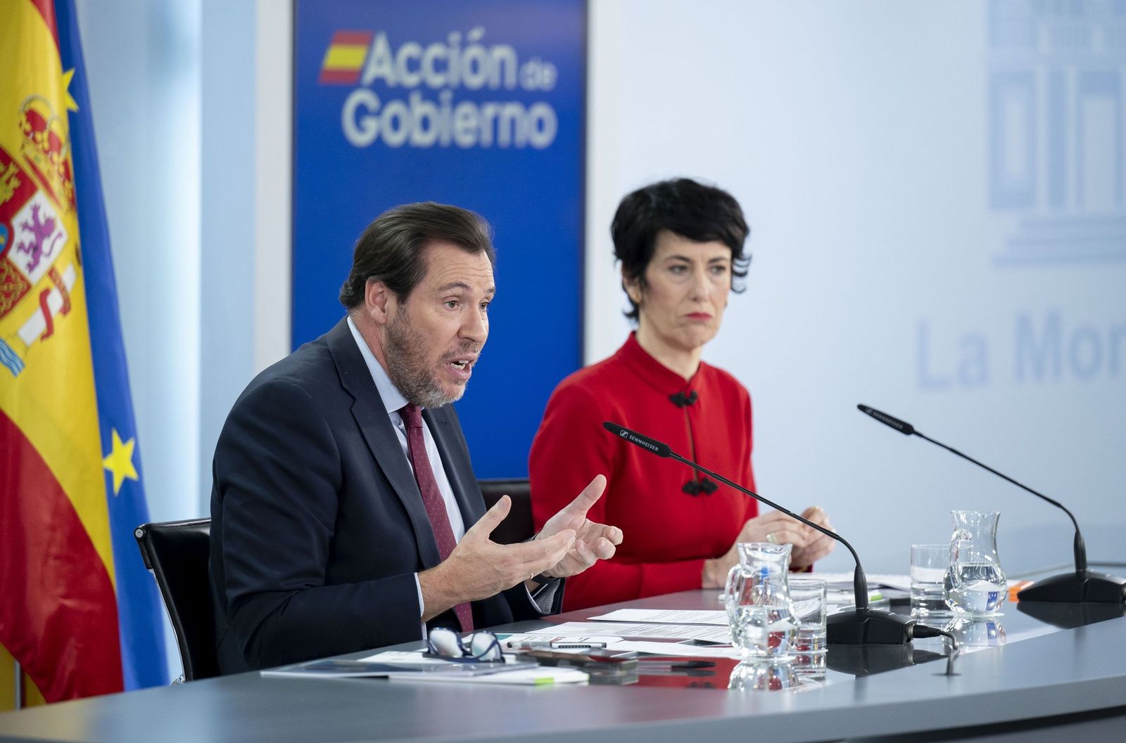 El ministro de Transportes y Movilidad Sostenible, Óscar Puente, y la ministra de Seguridad Social y portavoz del Gobierno, Elma Saiz.