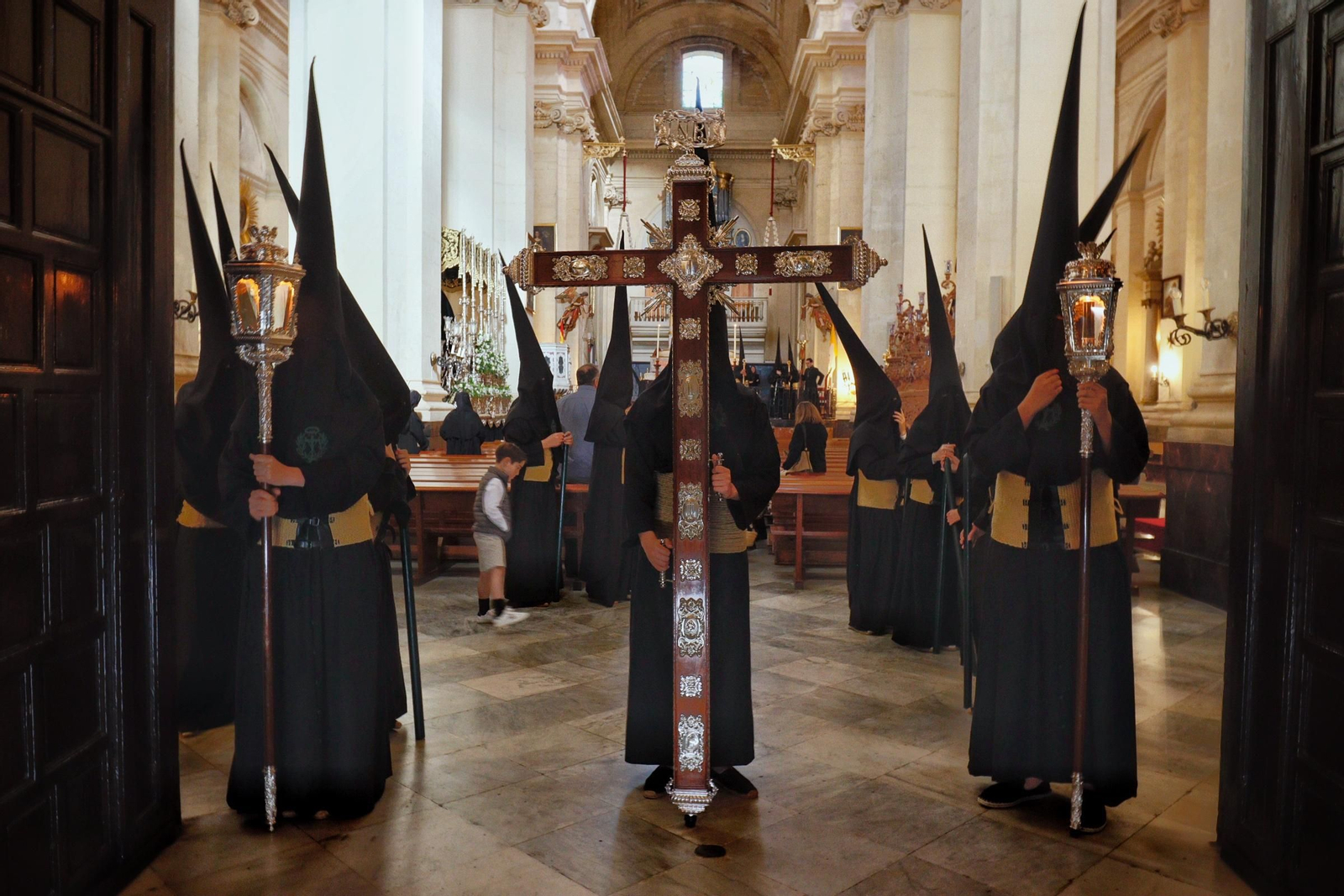 Imágenes de la salida de la Vera Cruz en la Semana Santa de Chiclana 2025