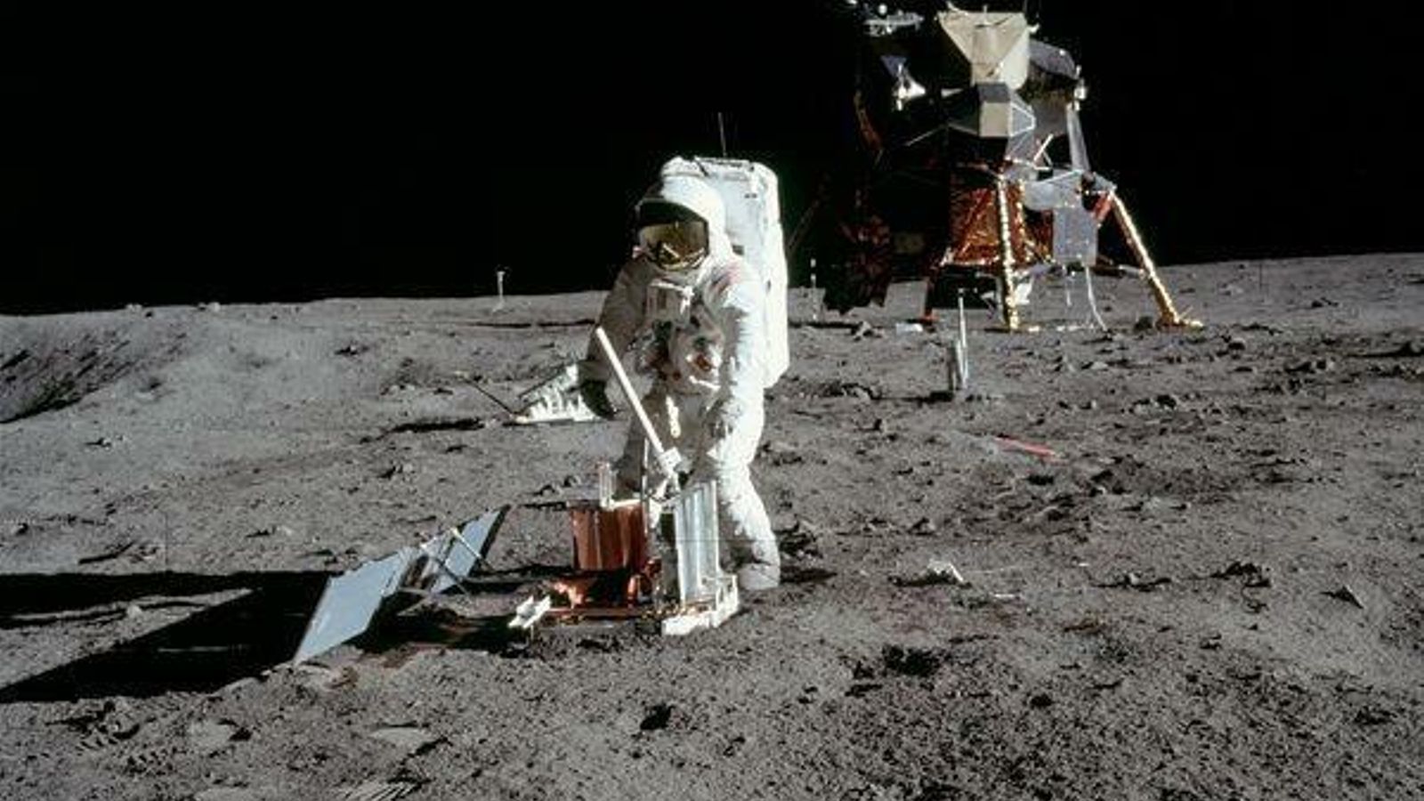 Al despegar para su vuelta a la Tierra,  Armstrong y Aldrin dejaron atrás parte del módulo lunar y otros instrumentos.