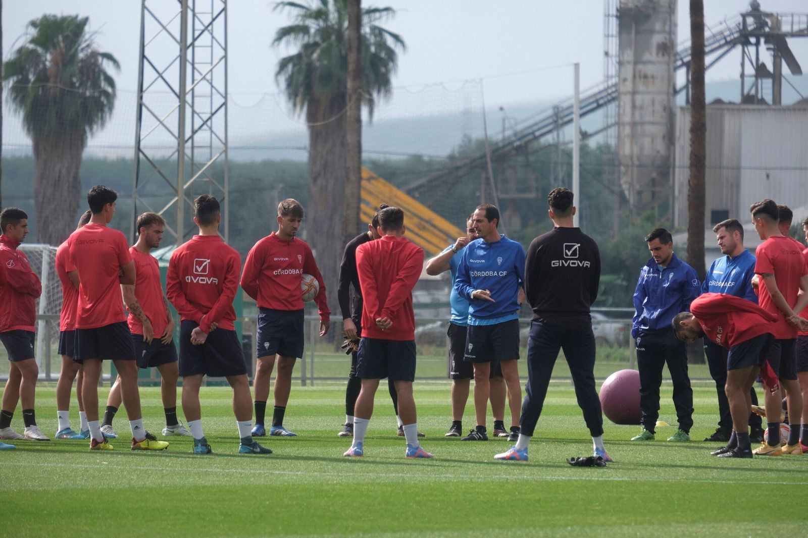 Diego Caro da órdenes a sus jugadores durante un entrenamiento en la Ciudad Deportiva.