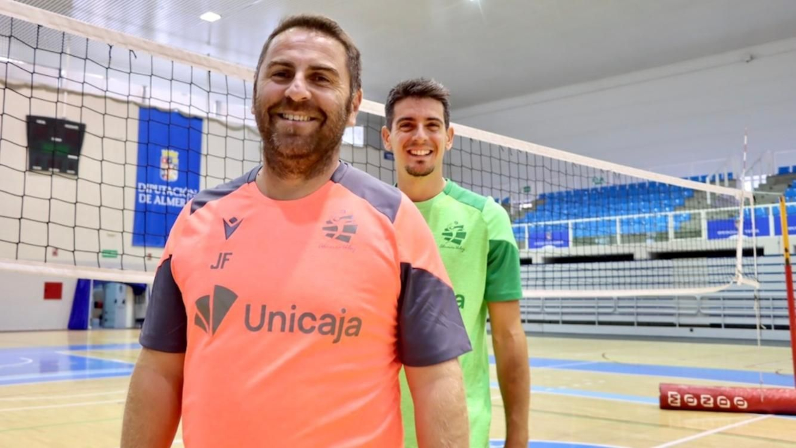 José y Paquillo Fernández posan para los medios oficiales del club ahorrador. José y Paquillo Fernández posan para los medios oficiales del club ahorrador.