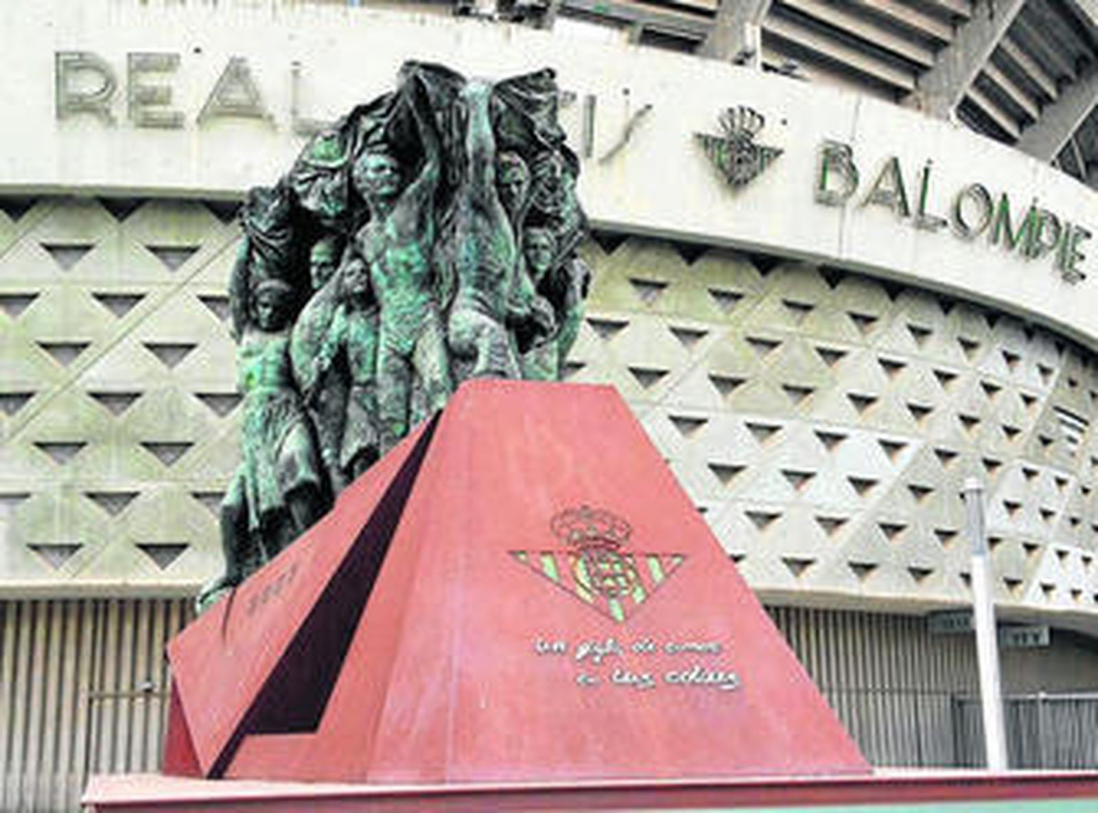 Monumento a la afición del Betis junto al estadio, obra de Navarro Arteaga.