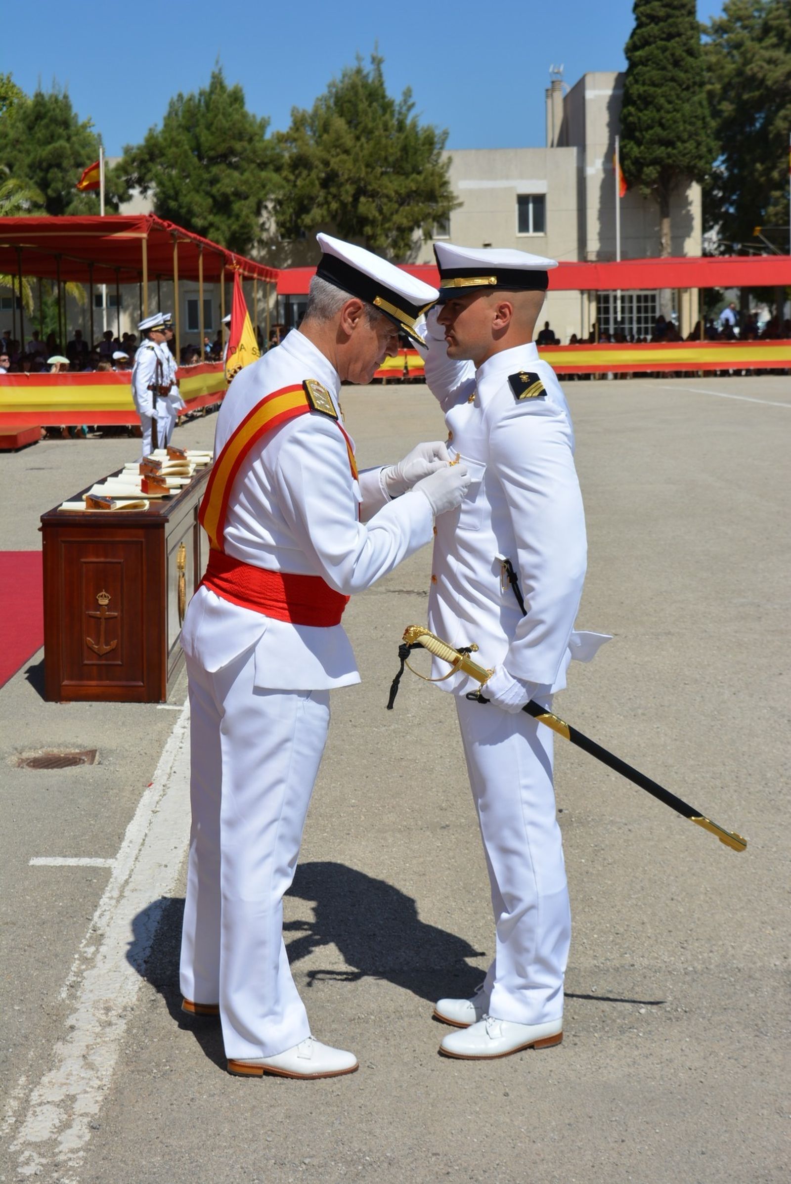 Condecoración a uno de los números 1 de su promoción.