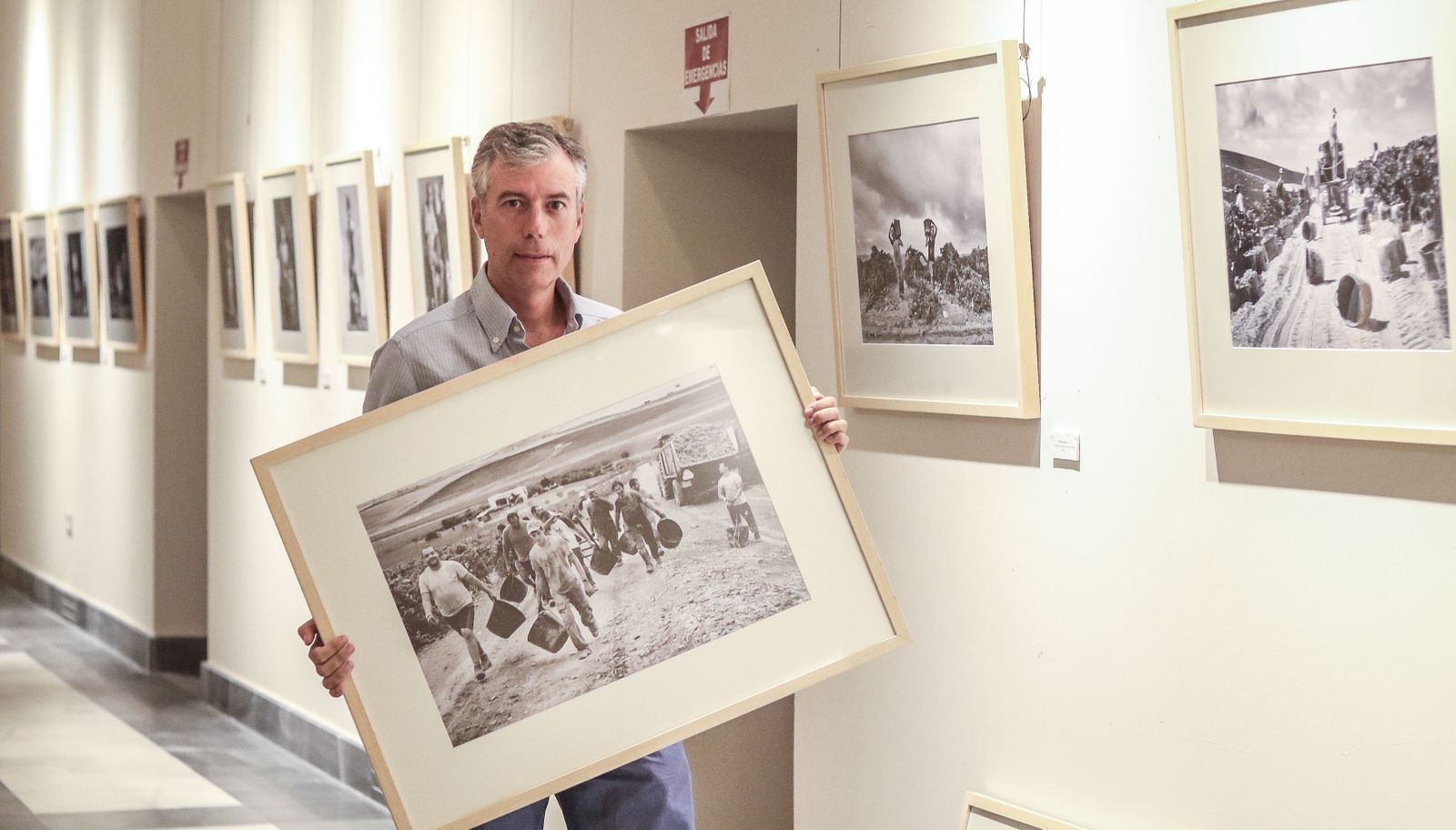 Jesús Salido posa con una de las instantáneas que componen la exposición.