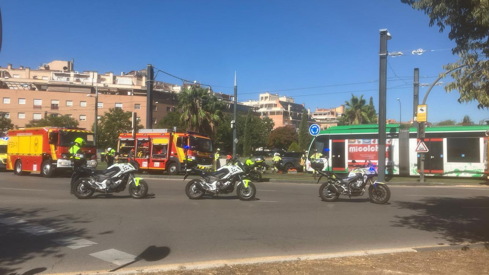 Policías, bomberos y sanitarios, en el lugar del accidente