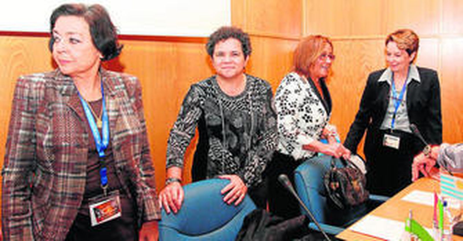 Inmaculada Álvarez, Soledad Ruiz, María Luisa Faneca y Julita Maristani, en el acto inaugural de ayer.
