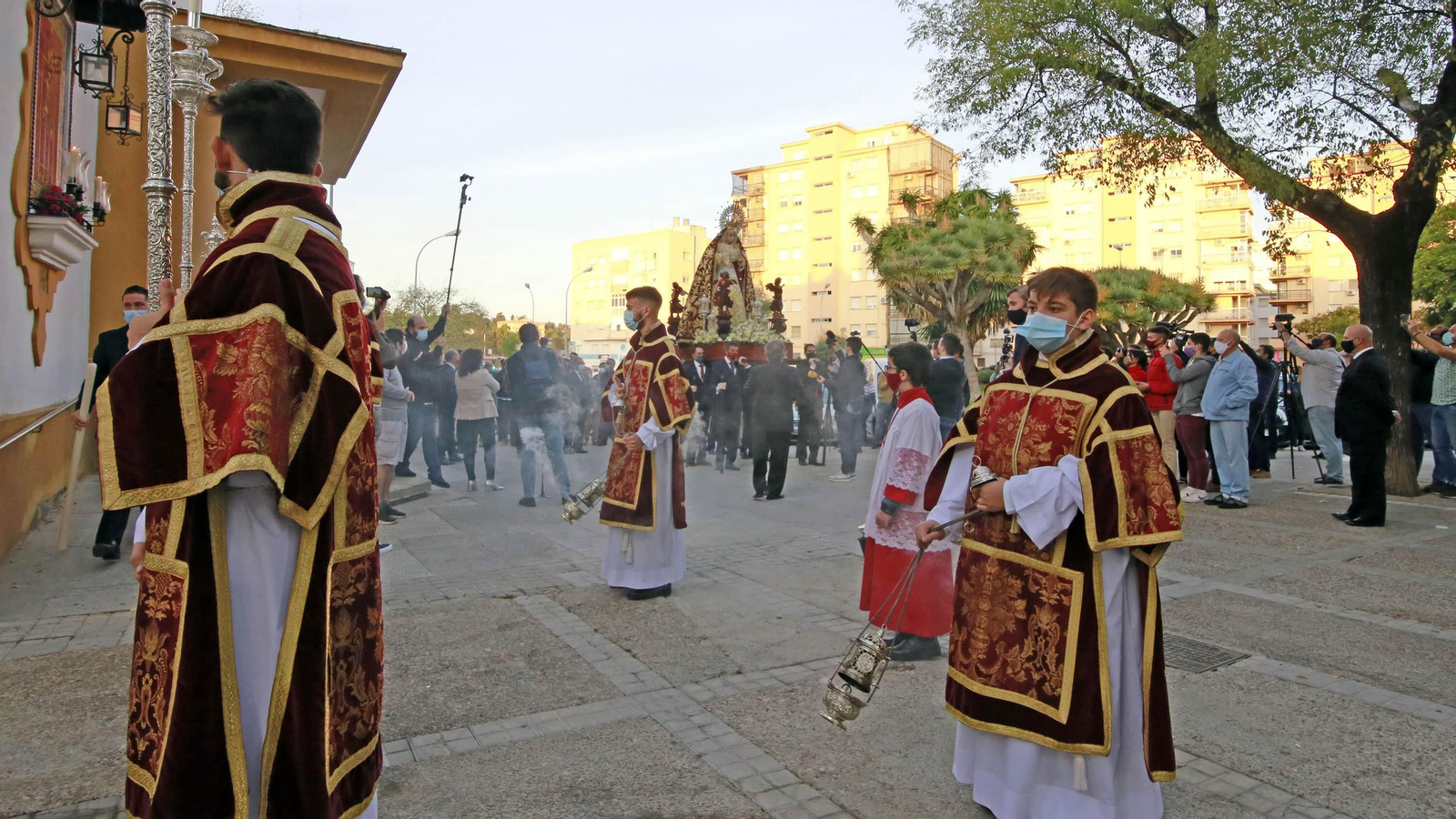 Imágenes del rosario de la Aurora de la Candelaria por los jardines de la Atalaya