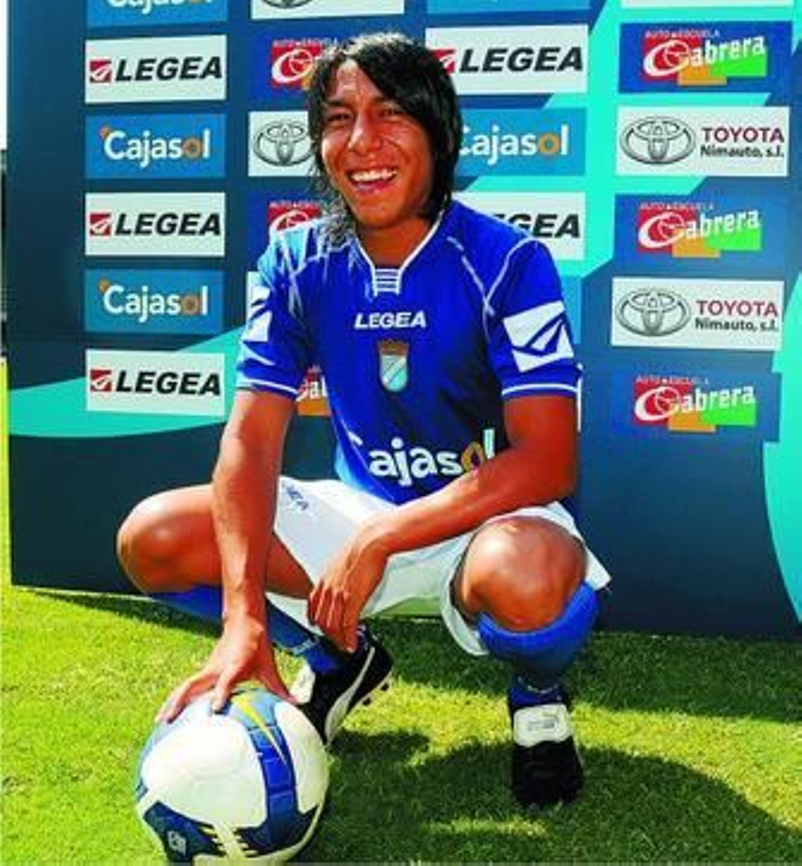 Brian Sarmiento posó ayer en Chapín para los medios con su nueva camiseta.