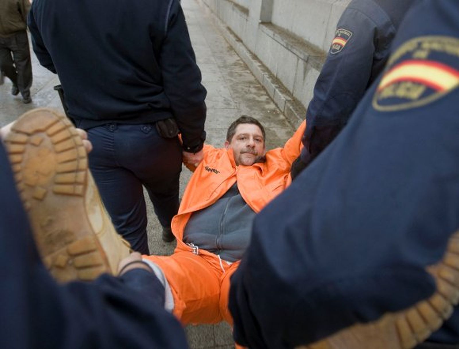 Greenpeace lleva su protesta contra los transgénicos al Ministerio de Medio Ambiente