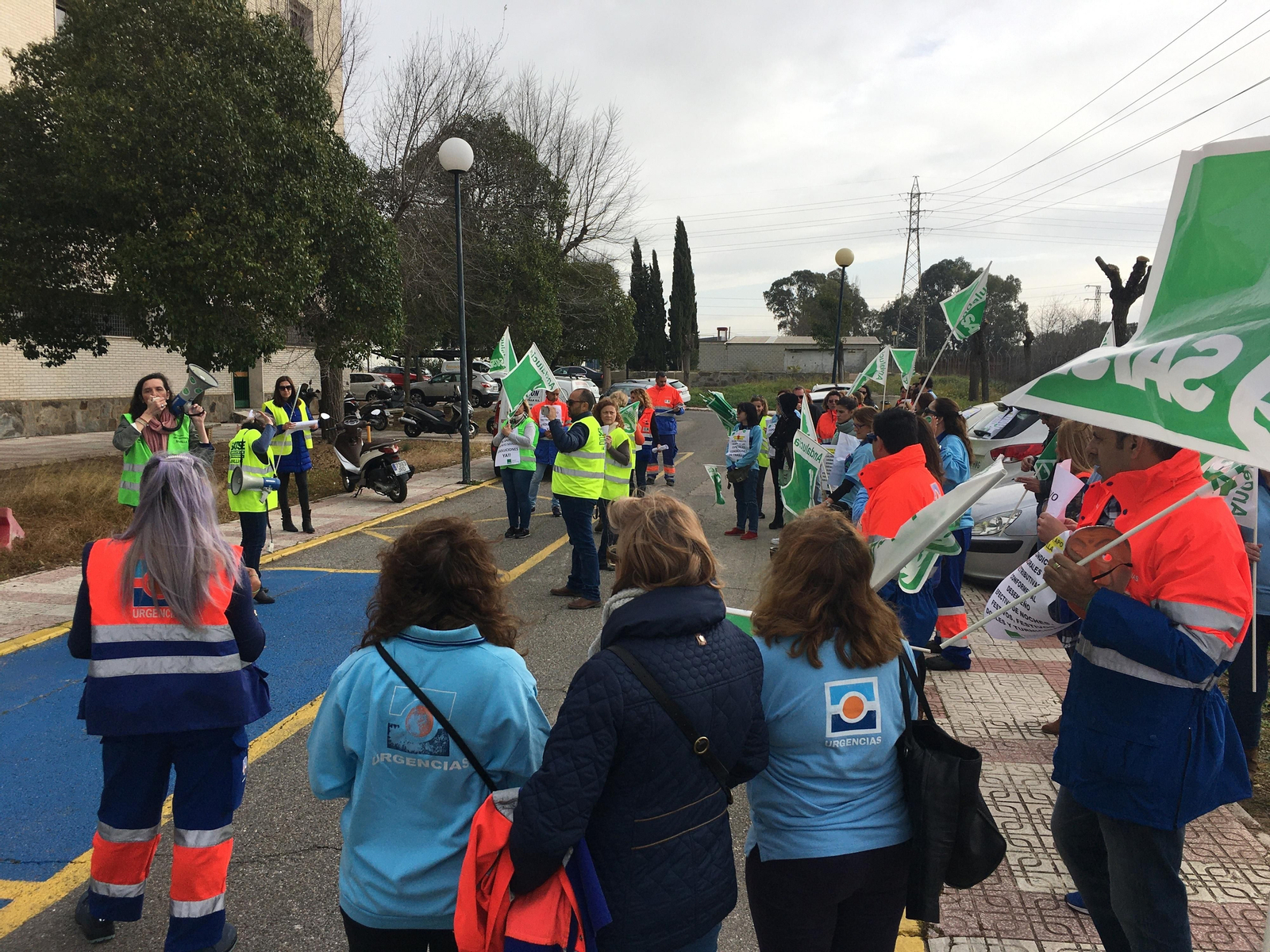 Enfermeras y enfermeros de Urgencias del distrito Sevilla durante una protesta el pasado 5 de marzo.