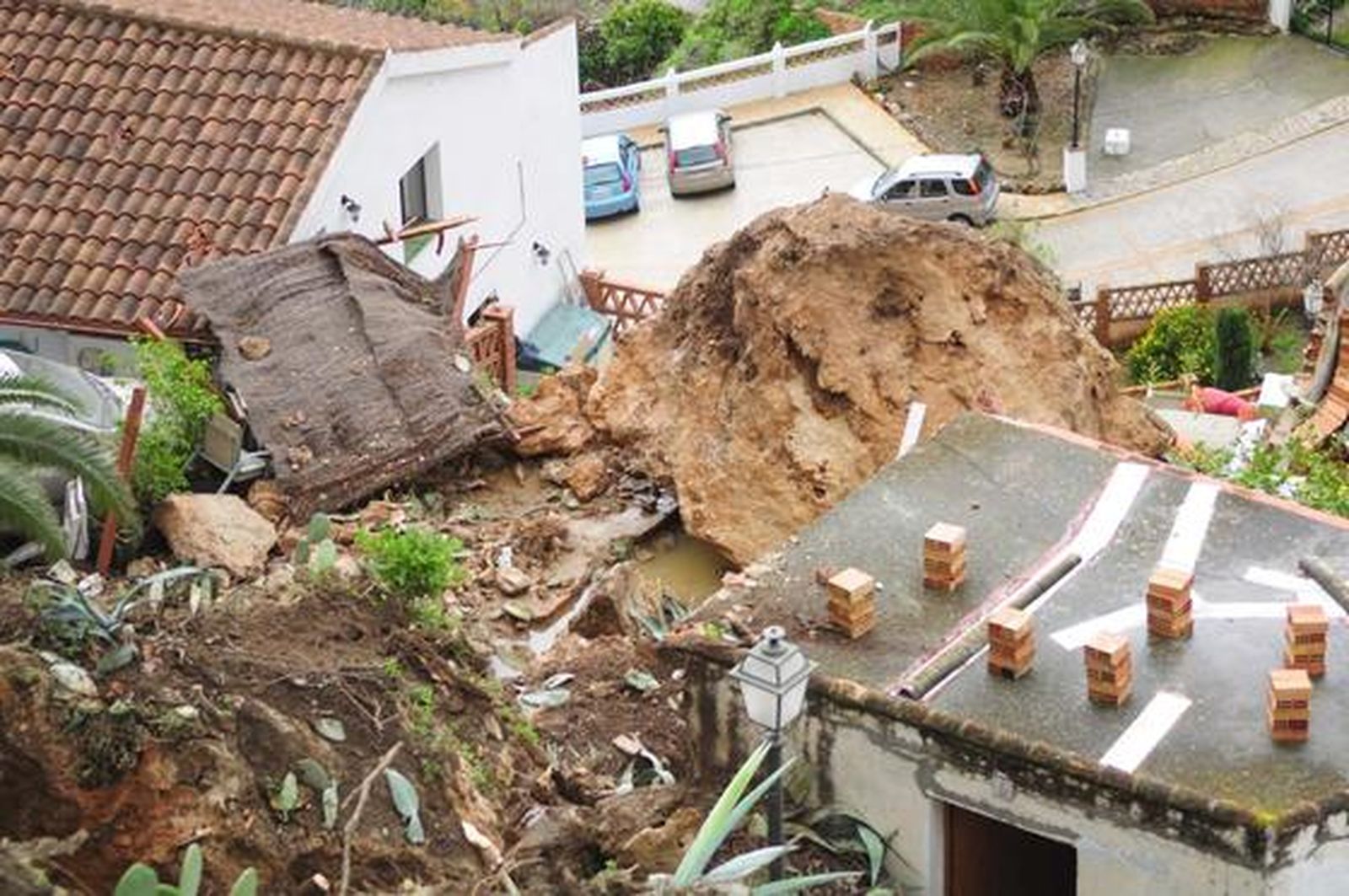 Rocas gigantes cayeron sobre casas en Casarabonela.
