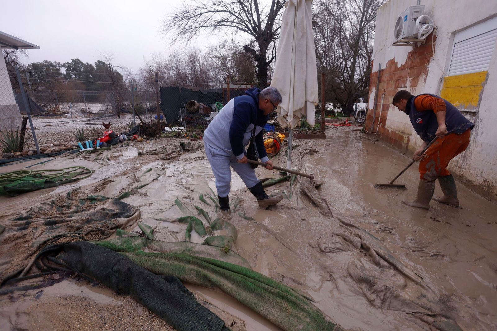 Limpieza en las parcelas de Córdoba tras el tren de tormentas