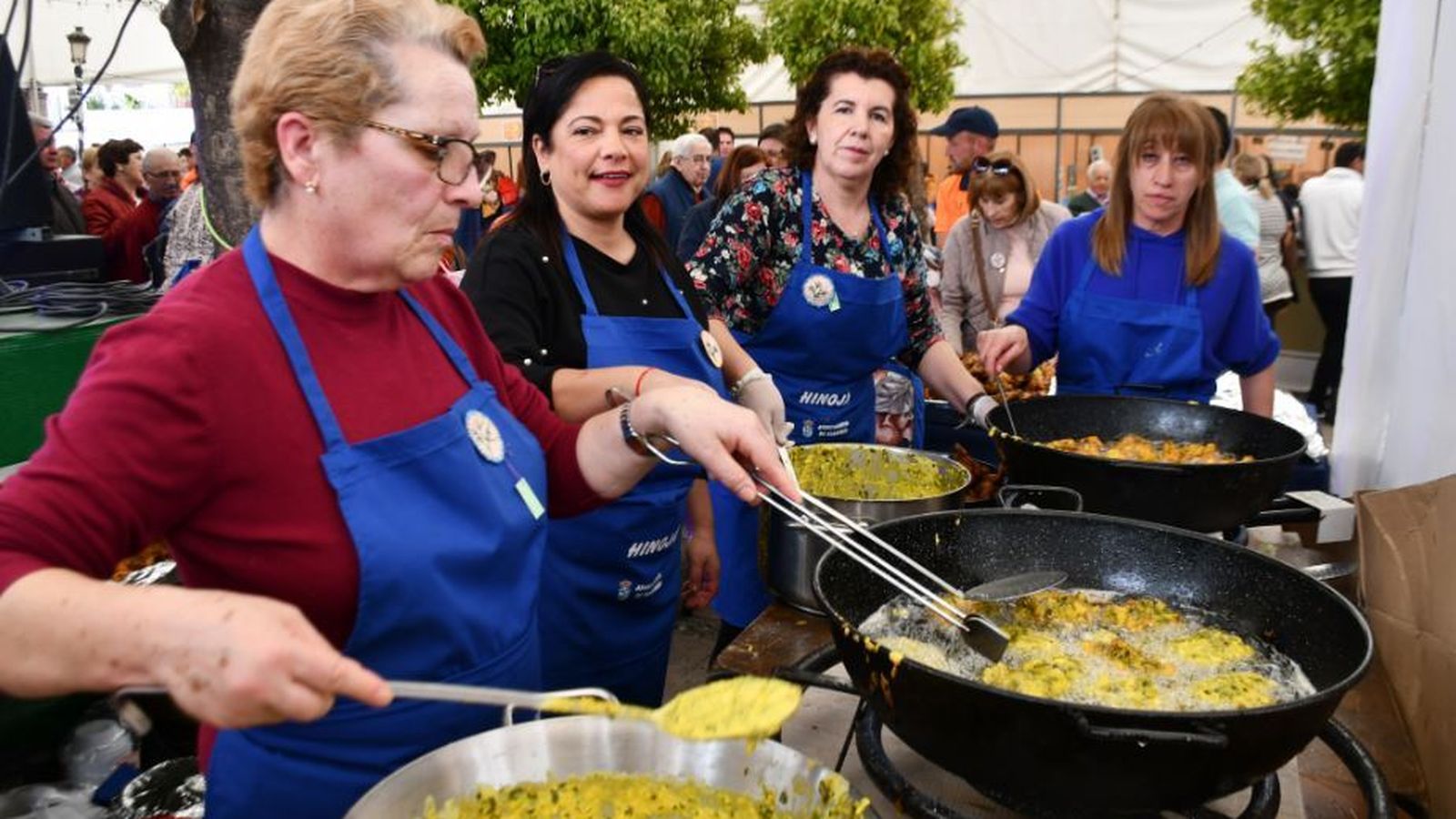 Vecinas de Algatocín elaboran degustaciones en una edición pasada de la Hinojá.