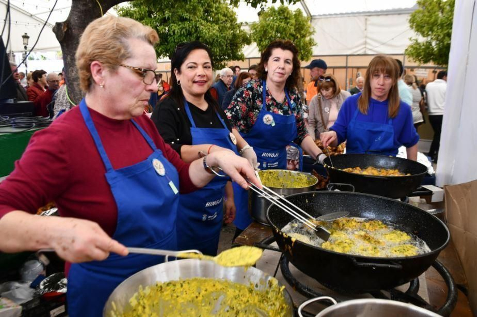 Vecinas de Algatocín elaboran degustaciones en una edición pasada de la Hinojá.