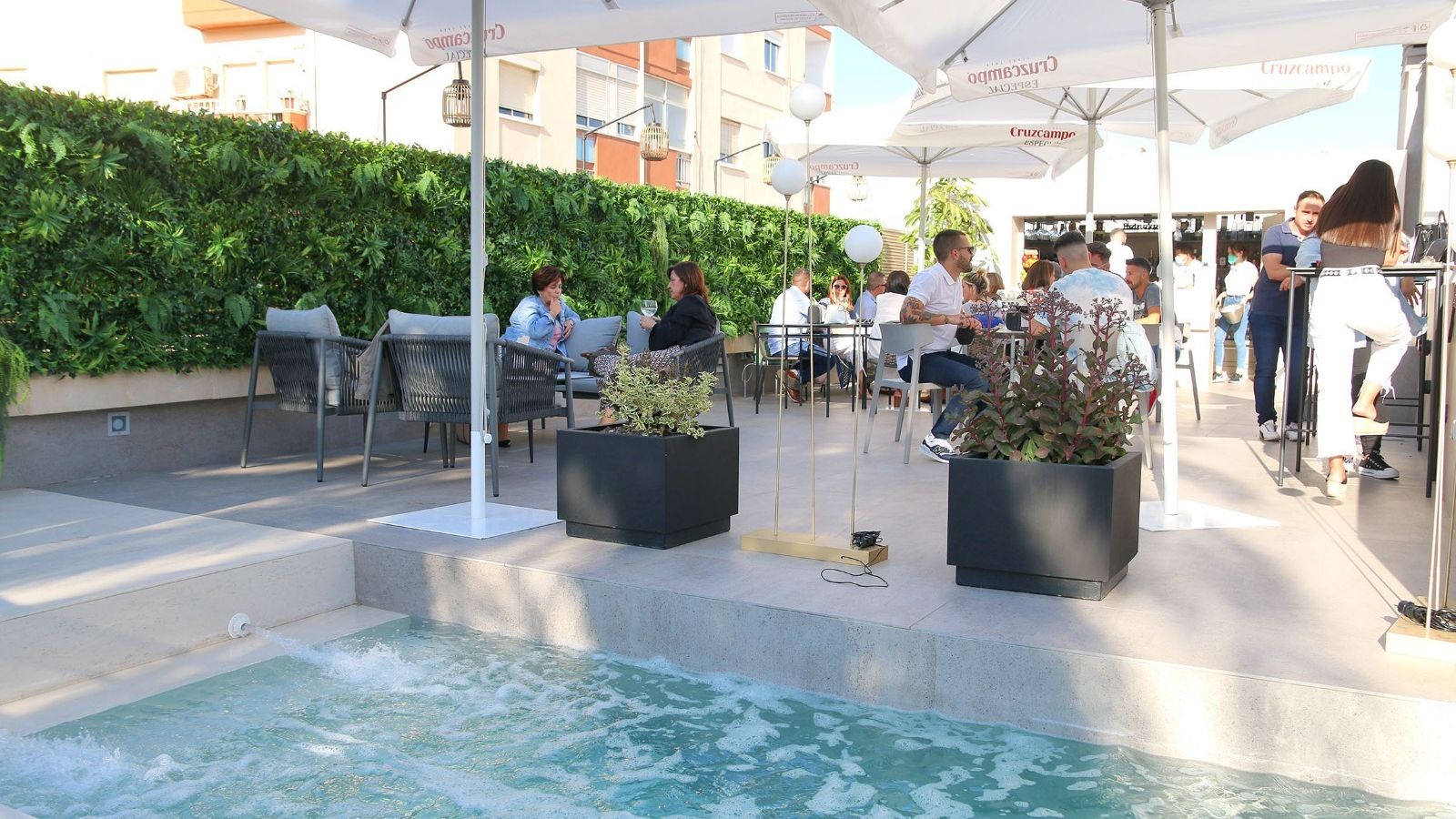 La piscina ha sido ampliada para ofrecer un mejor confort.