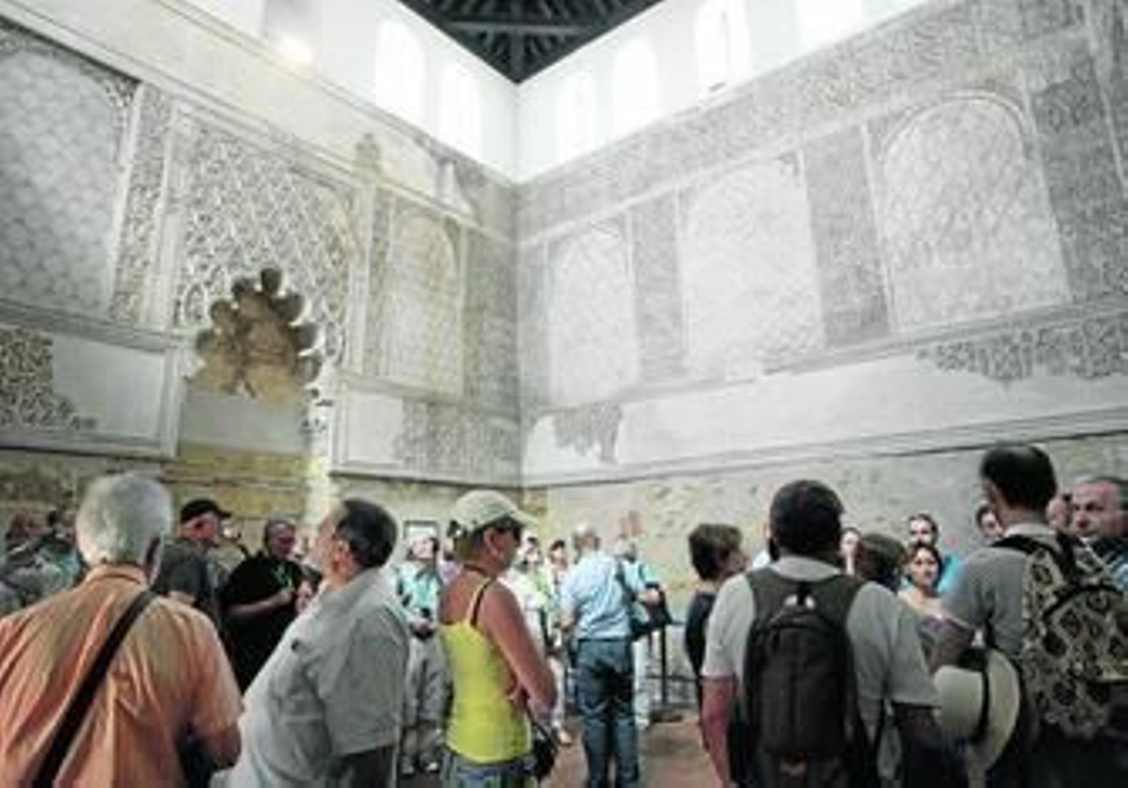 Turistas en la Sinagoga de Córdoba, uno de los monumentos más visitados.